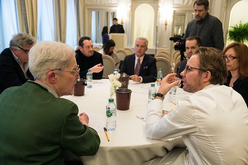 審査中の審査委員会